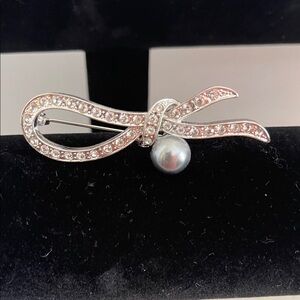 Elegant Silver Bow Brooch with Pearl Accent